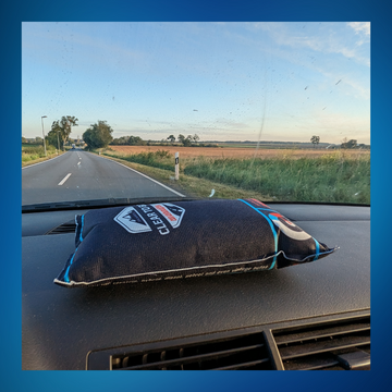 clear to go bag auf dem Amaturenbrett. Freie Sicht.